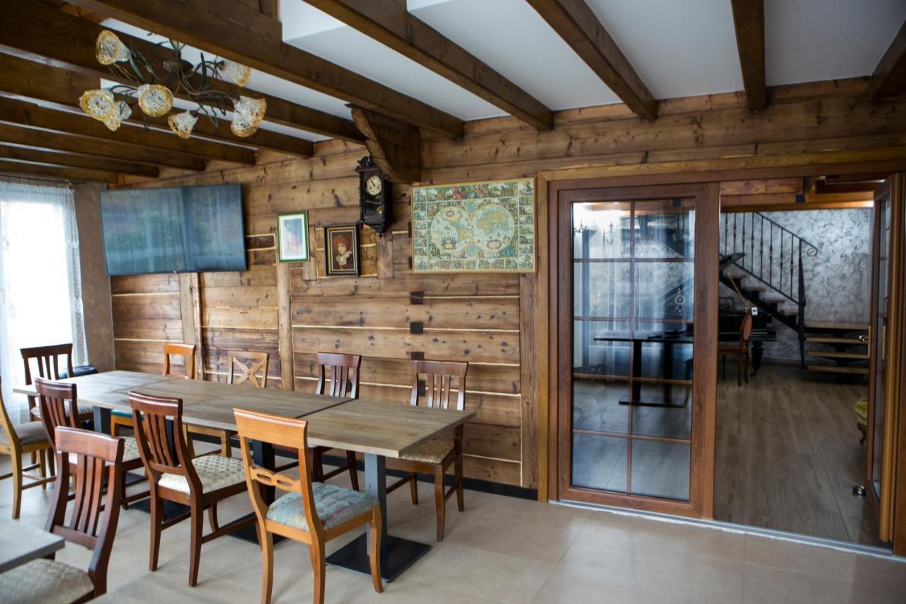 Hotel Casa Cu Magnolii à Poienile Izei Extérieur photo
