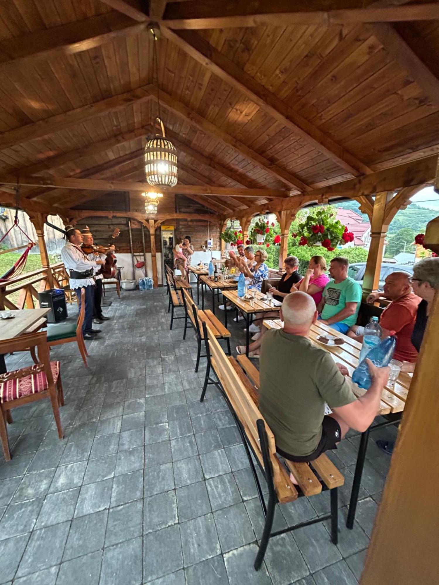 Hotel Casa Cu Magnolii à Poienile Izei Extérieur photo